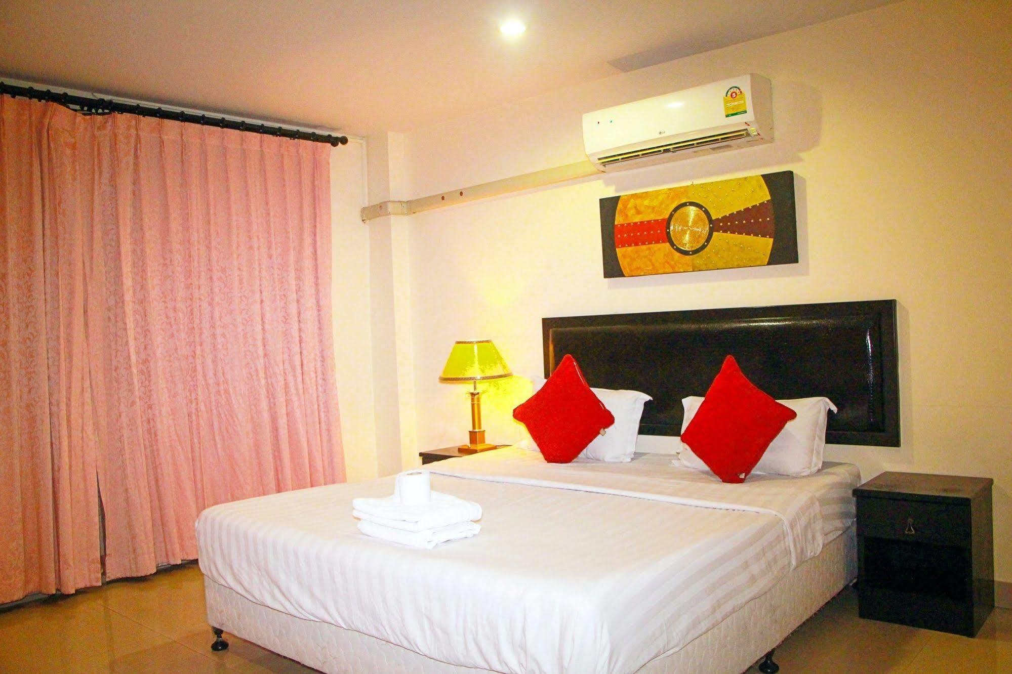 Royal Q & D Suites Pattaya Bagian luar foto