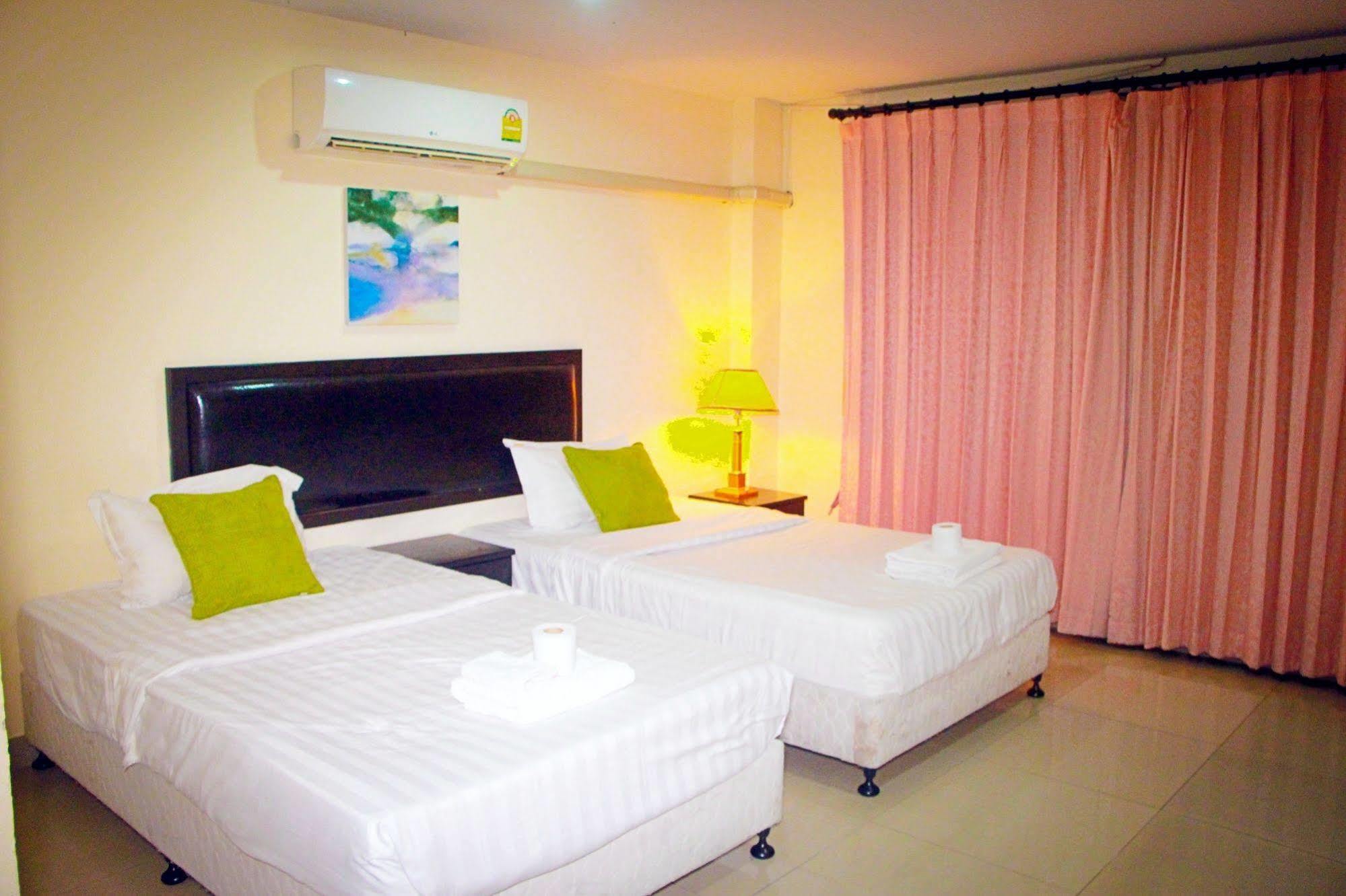 Royal Q & D Suites Pattaya Bagian luar foto