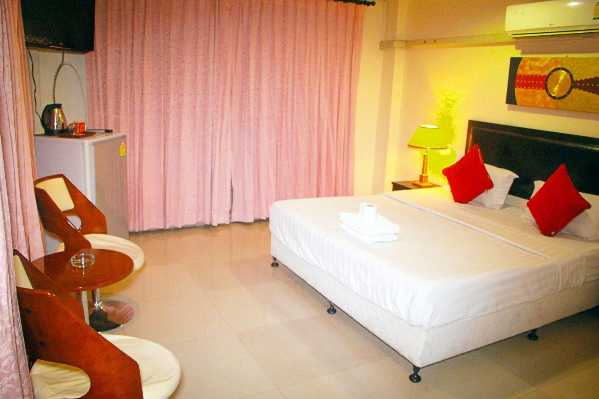 Royal Q & D Suites Pattaya Bagian luar foto