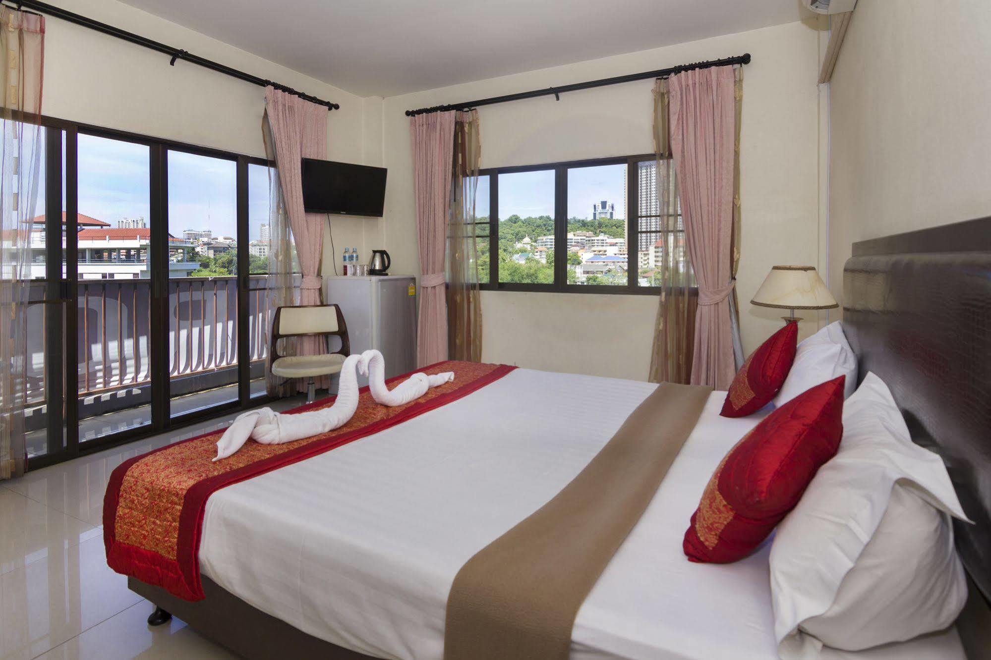 Royal Q & D Suites Pattaya Bagian luar foto
