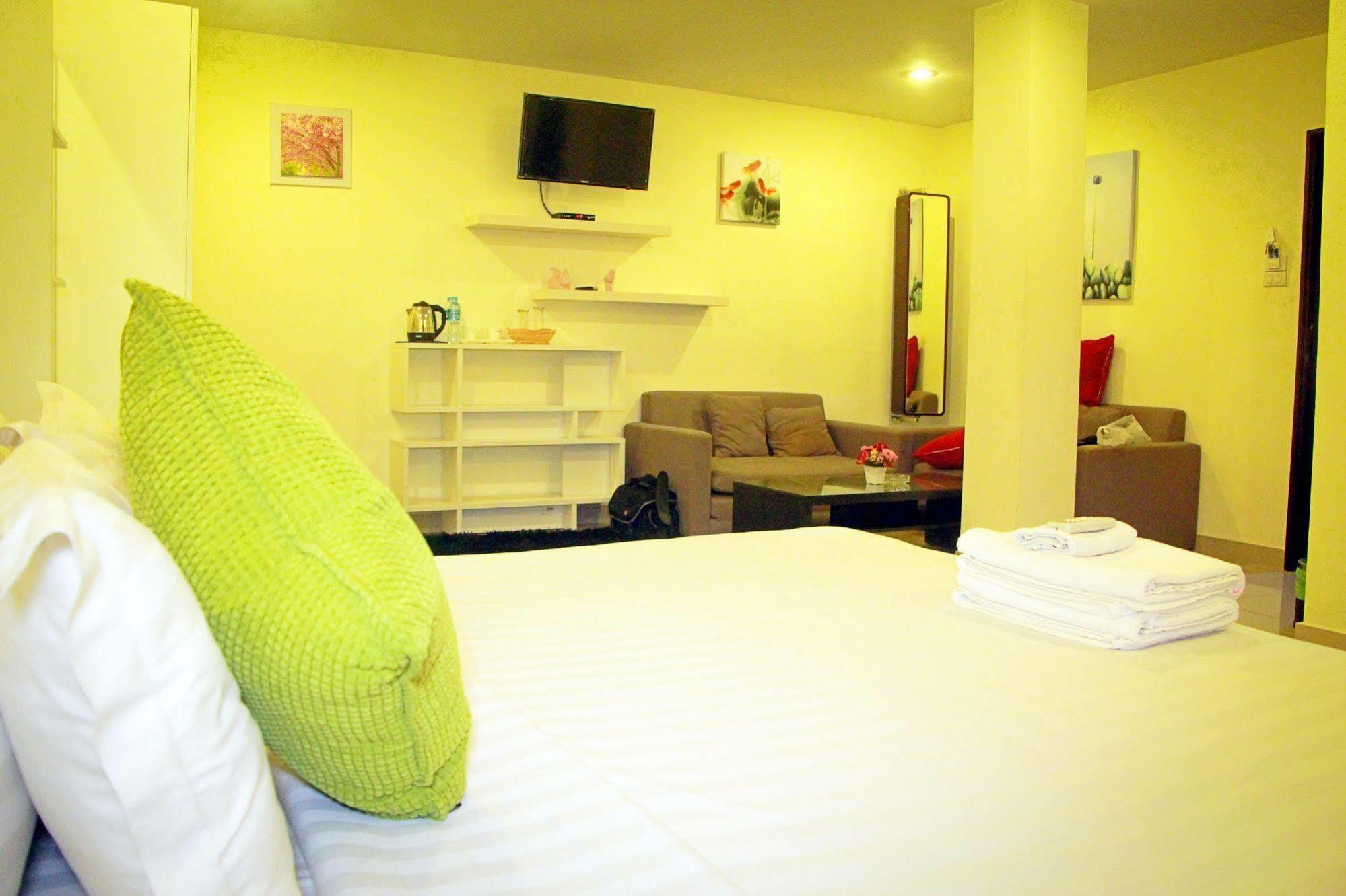 Royal Q & D Suites Pattaya Bagian luar foto